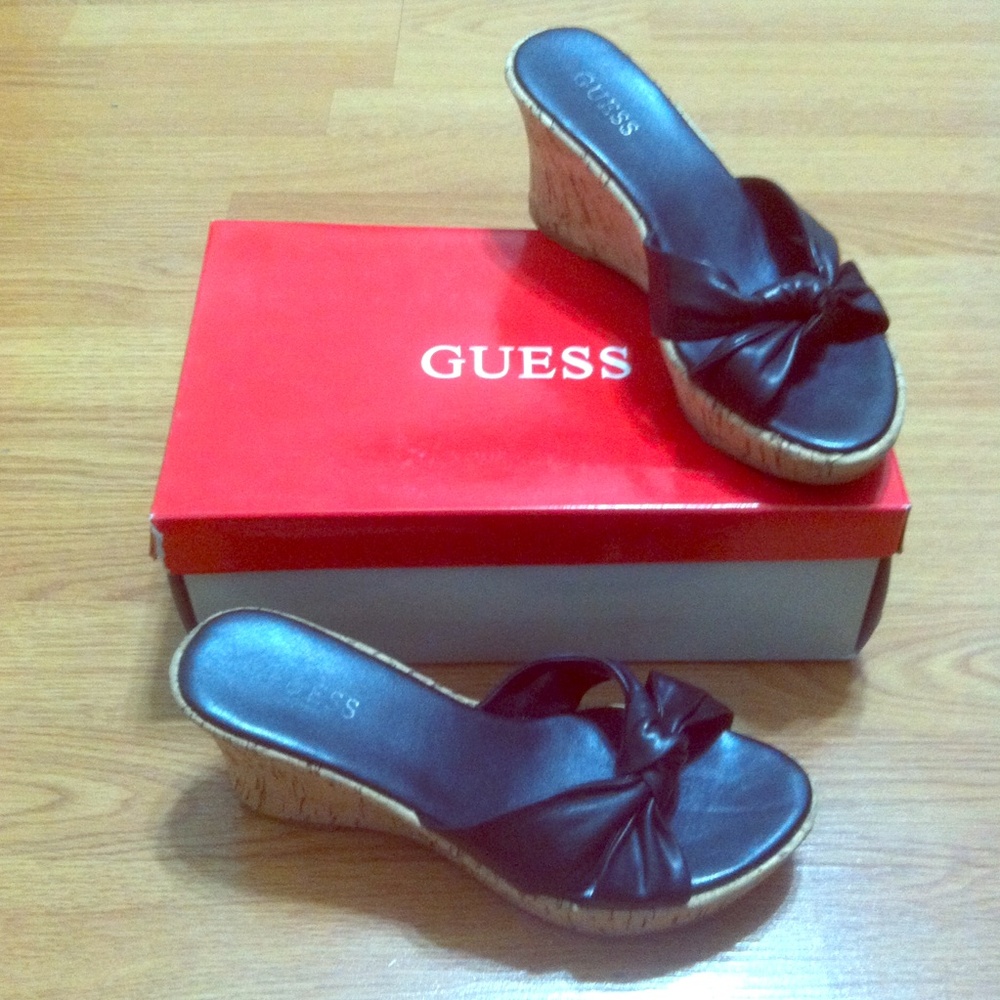 GUESS Black leather sandal